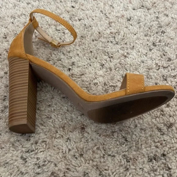 Lulu’s Heels size 7 - Picture 4 of 6